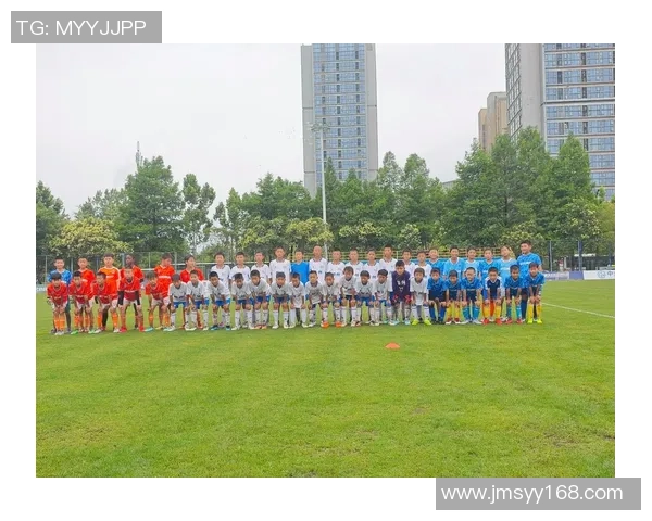 足球明星精彩瞬间踩球车挑战视频引发热议与欢笑